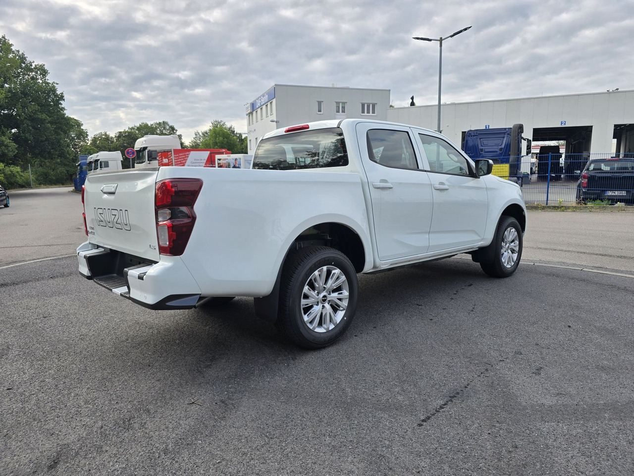 Isuzu PICK UP LS inkl. Ladeflächenausspritzung, 25er M - Джип: снимка 3 Isuzu PICK UP LS inkl. Ladeflächenausspritzung, 25er M - Джип: снимка 3