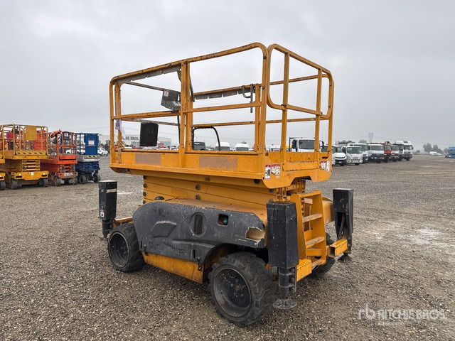2007 Haulotte Compact12DX Piattaforma aerea verticale - Ножична работна платформа: снимка 4 2007 Haulotte Compact12DX Piattaforma aerea verticale - Ножична работна платформа: снимка 4