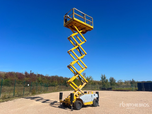 2007 Haulotte Compact 12DX 4x4 Nacelle Ciseaux Scissor Lift - Ножична работна платформа: снимка 3 2007 Haulotte Compact 12DX 4x4 Nacelle Ciseaux Scissor Lift - Ножична работна платформа: снимка 3