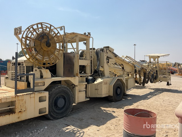 2011 Normet Charmec 9125 BT(E) Twin-Boom Emulsion Charging Machine :Misc. Mining Equipment - Минна машина: снимка 3 2011 Normet Charmec 9125 BT(E) Twin-Boom Emulsion Charging Machine :Misc. Mining Equipment - Минна машина: снимка 3