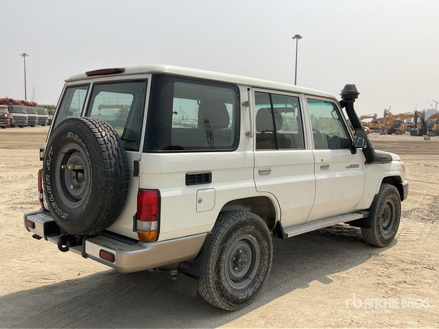 2011 Toyota Land Cruiser LX 76R 4x4 SUV - Джип: снимка 3 2011 Toyota Land Cruiser LX 76R 4x4 SUV - Джип: снимка 3