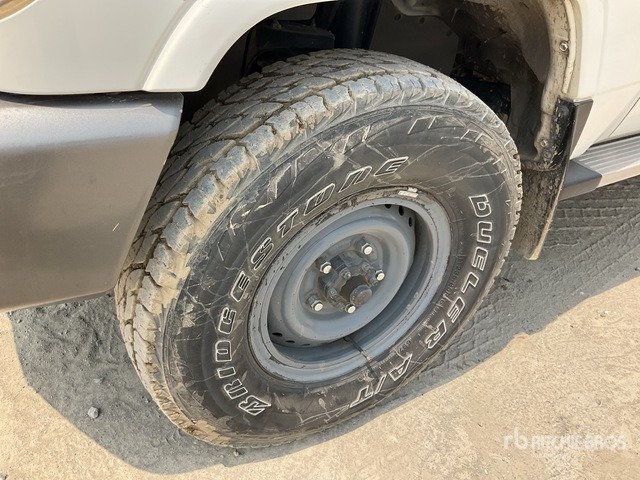 2011 Toyota Land Cruiser LX 76R 4x4 SUV - Джип: снимка 5 2011 Toyota Land Cruiser LX 76R 4x4 SUV - Джип: снимка 5