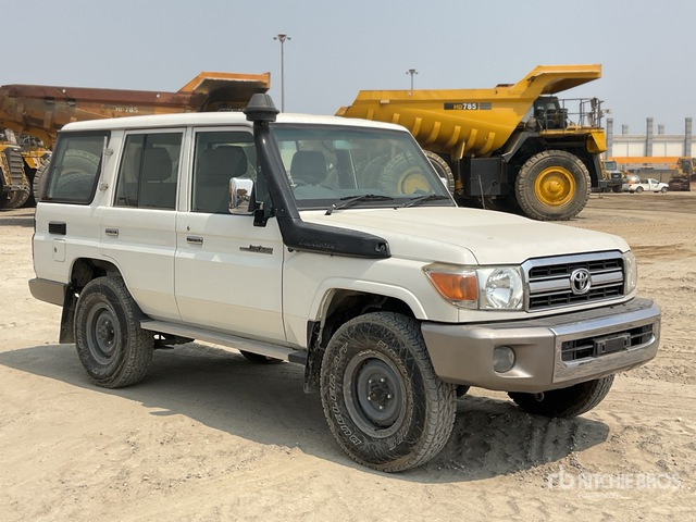 2011 Toyota Land Cruiser LX 76R 4x4 SUV - Джип: снимка 1 2011 Toyota Land Cruiser LX 76R 4x4 SUV - Джип: снимка 1