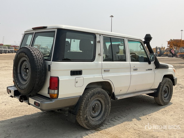 2011 Toyota Land Cruiser LX 76R 4x4 SUV - Джип: снимка 4 2011 Toyota Land Cruiser LX 76R 4x4 SUV - Джип: снимка 4