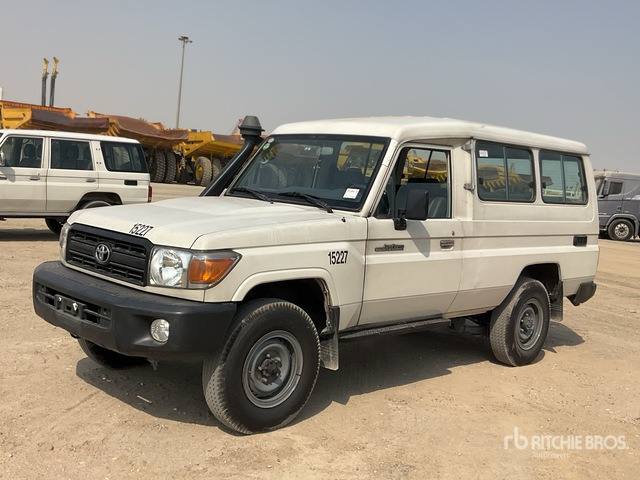 2013 Toyota Land Cruiser 78L 4x4 SUV - Джип: снимка 2 2013 Toyota Land Cruiser 78L 4x4 SUV - Джип: снимка 2