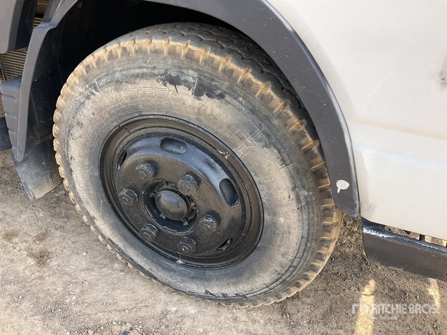 2014 Mitsubishi 4x2 Crew Cab Flatbed Truck - Бордови камион: снимка 5 2014 Mitsubishi 4x2 Crew Cab Flatbed Truck - Бордови камион: снимка 5