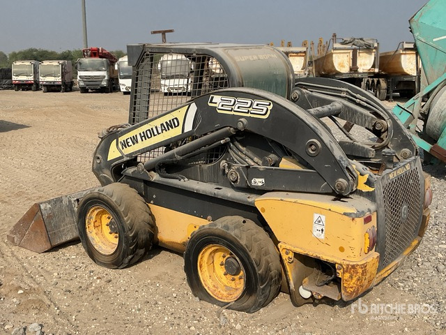 2014 New Holland L225 (Inoperable) Skid Steer Loader - Мини челен товарач: снимка 3 2014 New Holland L225 (Inoperable) Skid Steer Loader - Мини челен товарач: снимка 3