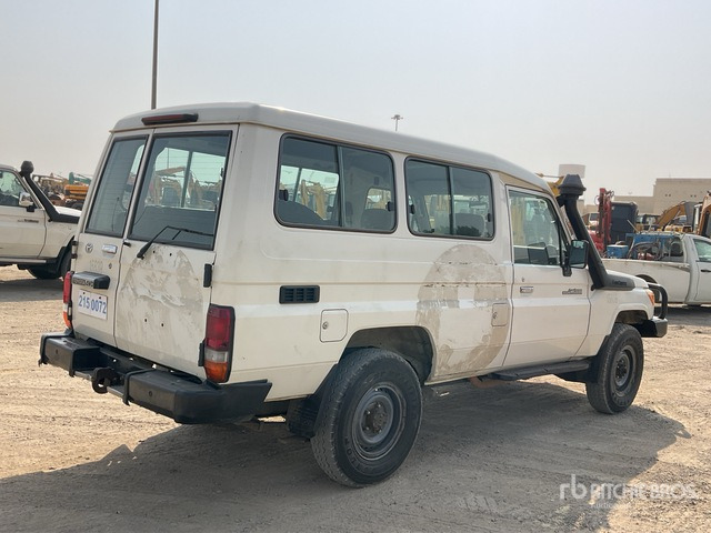 2014 Toyota Land Cruiser 78L 4x4 SUV - Джип: снимка 3 2014 Toyota Land Cruiser 78L 4x4 SUV - Джип: снимка 3