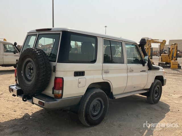2014 Toyota Land Cruiser LX 76L 4x4 SUV - Джип: снимка 3 2014 Toyota Land Cruiser LX 76L 4x4 SUV - Джип: снимка 3