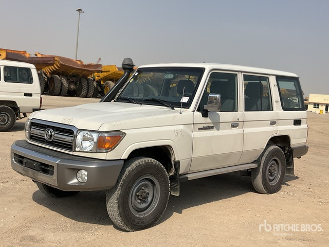 2014 Toyota Land Cruiser LX 76L 4x4 SUV - Джип: снимка 2 2014 Toyota Land Cruiser LX 76L 4x4 SUV - Джип: снимка 2