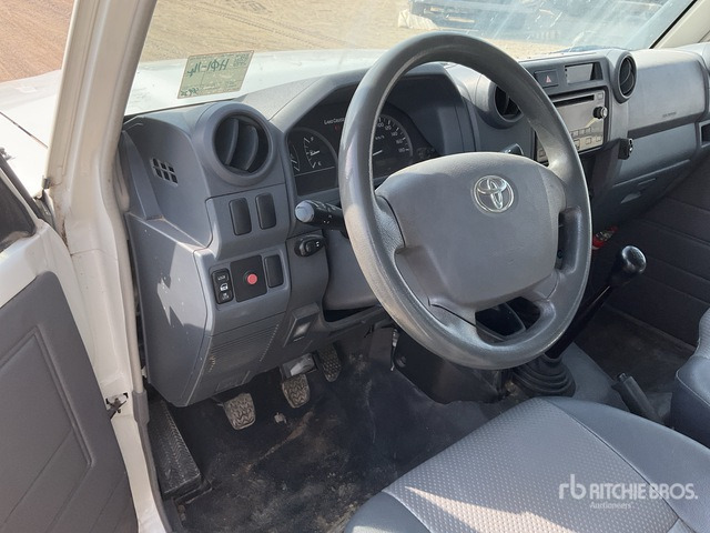 2016 Toyota Land Cruiser 79L 4x4 Crew Cab Pickup - Пикап: снимка 5 2016 Toyota Land Cruiser 79L 4x4 Crew Cab Pickup - Пикап: снимка 5