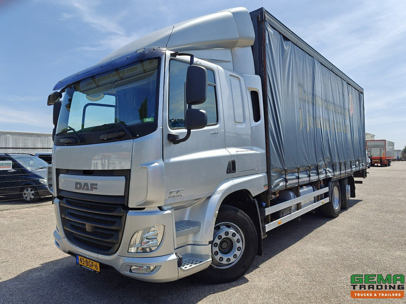 DAF CF 400 FAN 6x2/4 SpaceCab Euro6A - Schuifzeilenbak 7.7m + Laadklep 2000kg - HH Vloer - AanhangerKoppeling - Камион с брезент: снимка 1 DAF CF 400 FAN 6x2/4 SpaceCab Euro6A - Schuifzeilenbak 7.7m + Laadklep 2000kg - HH Vloer - AanhangerKoppeling - Камион с брезент: снимка 1