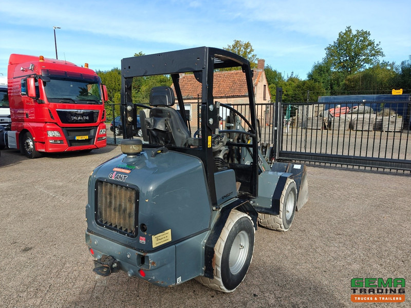 Giant V452T 3585 uren - Wiellader - Landbouw Kenteken - Vangmuil - Grondbak - Non-Marking Banden - Мини верижен товарач: снимка 3 Giant V452T 3585 uren - Wiellader - Landbouw Kenteken - Vangmuil - Grondbak - Non-Marking Banden - Мини верижен товарач: снимка 3
