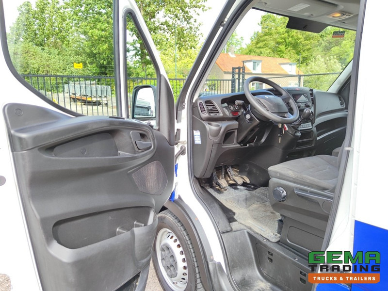 Interior photo 1: Товарен бус Iveco Daily 35S12 Euro6 Bestelbus L2 H2 - Handgeschakeld - Airco (A116)