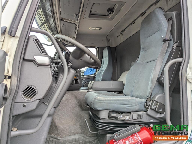 За превоз на животни камион Volvo FM330 4x2 Daycab Euro5 KuikenBak 8.2m + Webasto Heater + Dhollandia 2000KG: снимка 6