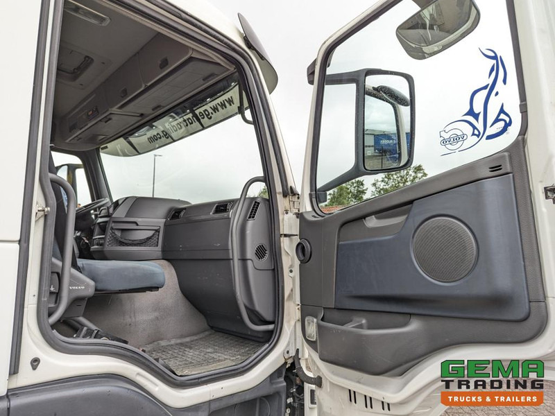 За превоз на животни камион Volvo FM330 4x2 Daycab Euro5 KuikenBak 8.2m + Webasto Heater + Dhollandia 2000KG: снимка 15