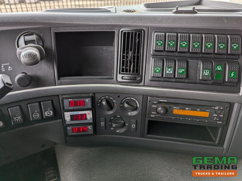 За превоз на животни камион Volvo FM330 4x2 Daycab Euro5 KuikenBak 8.2m + Webasto Heater + Dhollandia 2000KG: снимка 18
