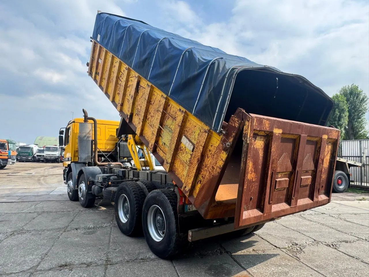 Mercedes-Benz Actros 3235 V6 8X4 Tipper Spring/Spring Manual G - Самосвал камион: снимка 3 Mercedes-Benz Actros 3235 V6 8X4 Tipper Spring/Spring Manual G - Самосвал камион: снимка 3