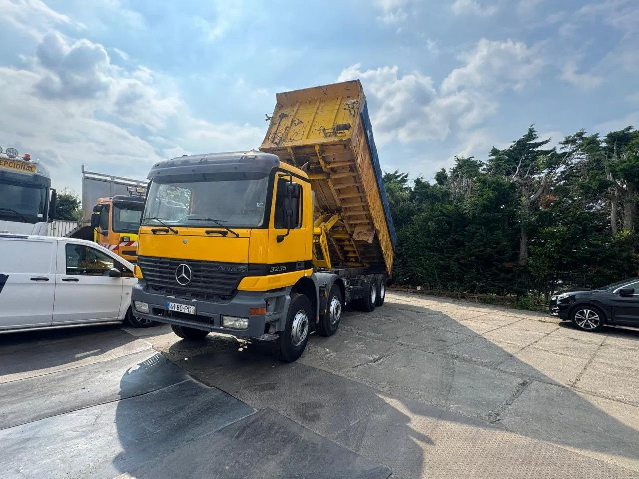 Mercedes-Benz Actros 3235 V6 8X4 Tipper Spring/Spring Manual G - Самосвал камион: снимка 2 Mercedes-Benz Actros 3235 V6 8X4 Tipper Spring/Spring Manual G - Самосвал камион: снимка 2