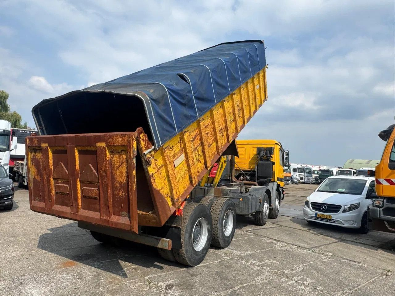 Mercedes-Benz Actros 3235 V6 8X4 Tipper Spring/Spring Manual G - Самосвал камион: снимка 4 Mercedes-Benz Actros 3235 V6 8X4 Tipper Spring/Spring Manual G - Самосвал камион: снимка 4