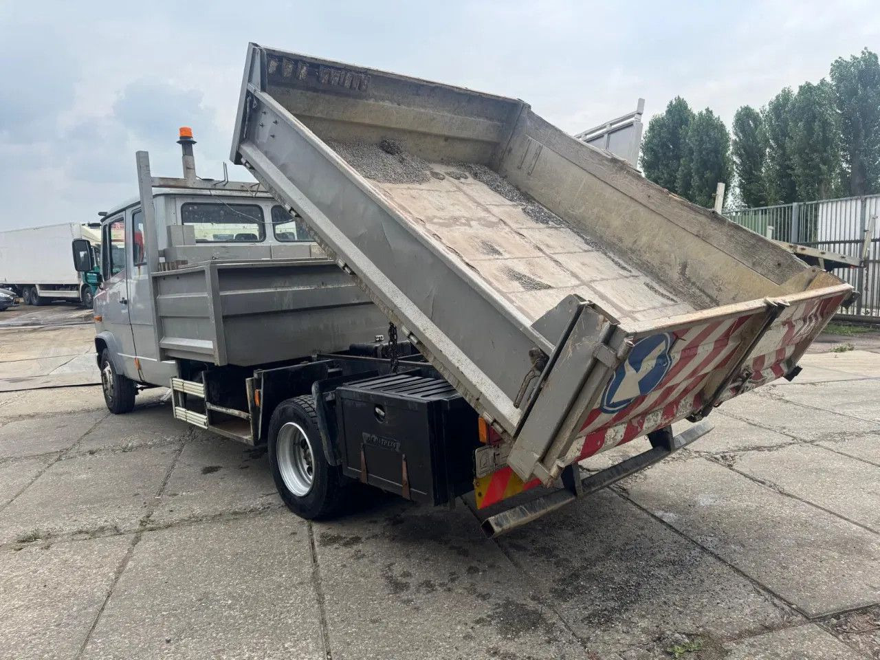 Mercedes-Benz VARIO 815 4X2 Dubbel cabine Tipper Spring/Spring - Самосвал камион: снимка 3 Mercedes-Benz VARIO 815 4X2 Dubbel cabine Tipper Spring/Spring - Самосвал камион: снимка 3