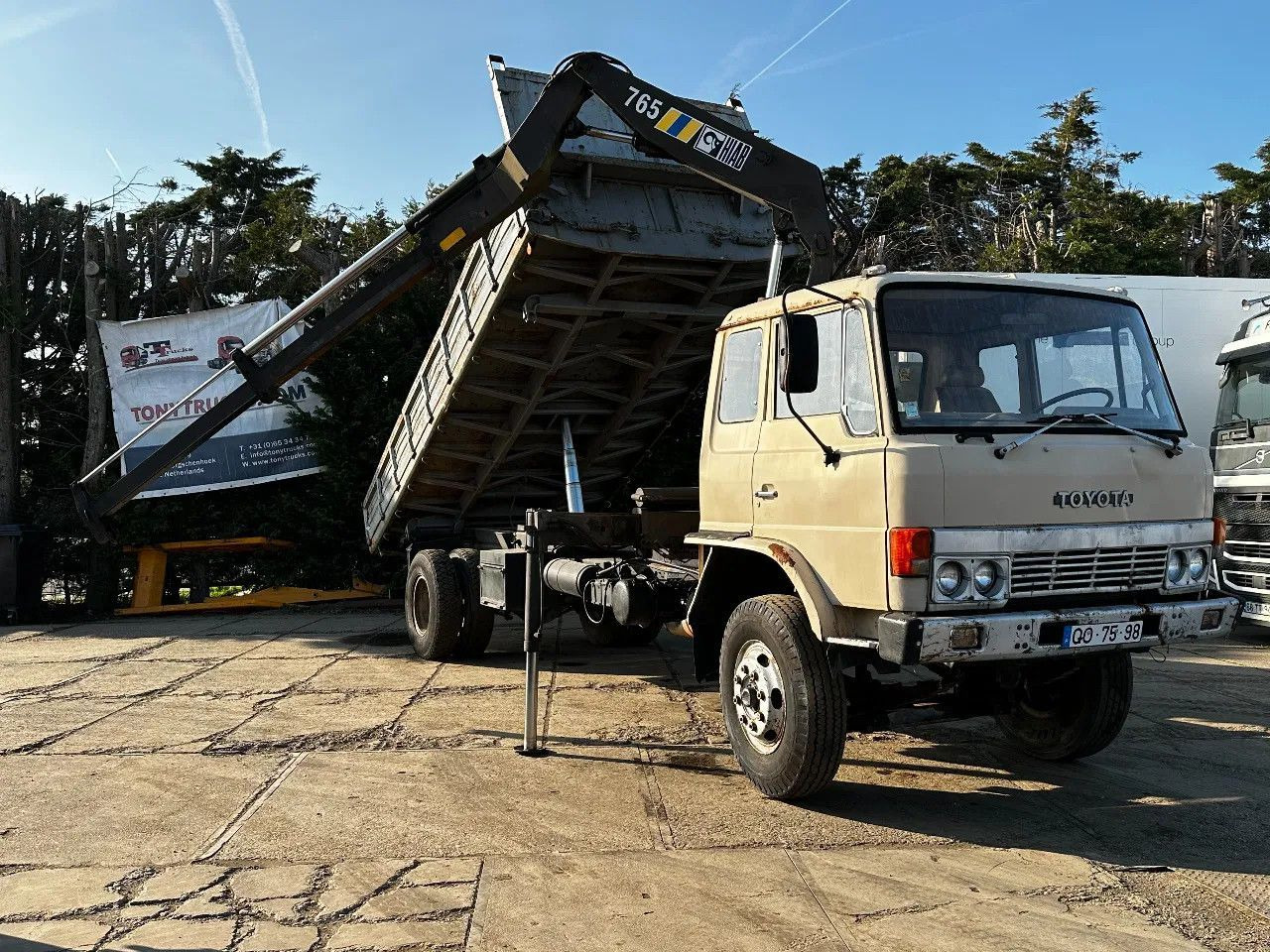 Toyota HINO 14T 4X2 Tipper+Crane Hiab 765 Spring/Spring - Самосвал камион: снимка 1 Toyota HINO 14T 4X2 Tipper+Crane Hiab 765 Spring/Spring - Самосвал камион: снимка 1