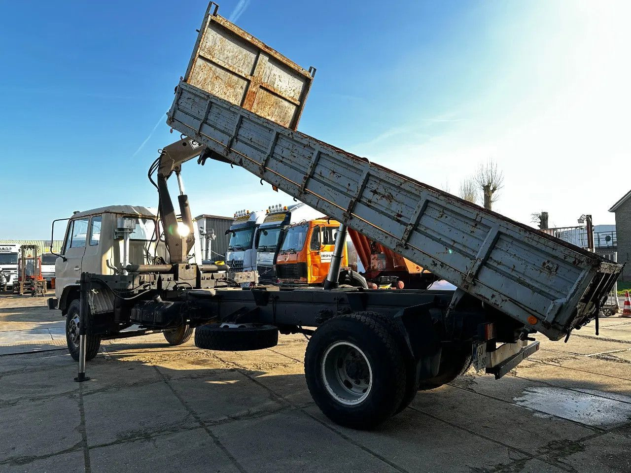 Toyota HINO 14T 4X2 Tipper+Crane Hiab 765 Spring/Spring - Самосвал камион: снимка 3 Toyota HINO 14T 4X2 Tipper+Crane Hiab 765 Spring/Spring - Самосвал камион: снимка 3