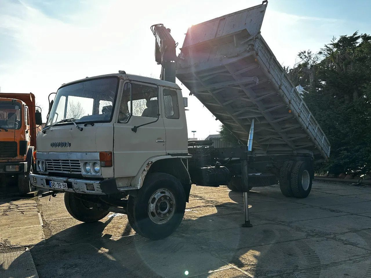 Toyota HINO 14T 4X2 Tipper+Crane Hiab 765 Spring/Spring - Самосвал камион: снимка 2 Toyota HINO 14T 4X2 Tipper+Crane Hiab 765 Spring/Spring - Самосвал камион: снимка 2