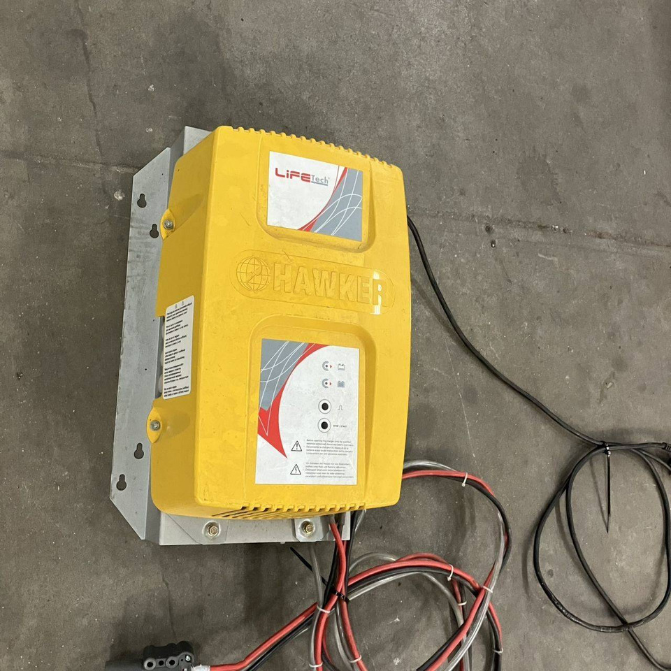 Hawker 24V/80A Life Tech (2) - Резервни части за Подемно-транспортна техника: снимка 2 Hawker 24V/80A Life Tech (2) - Резервни части за Подемно-транспортна техника: снимка 2