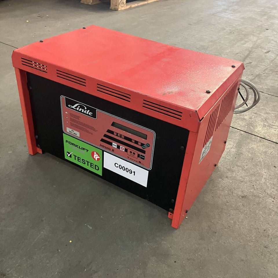 Hawker E 24V / 40A Tronic B - Резервни части за Подемно-транспортна техника: снимка 1 Hawker E 24V / 40A Tronic B - Резервни части за Подемно-транспортна техника: снимка 1