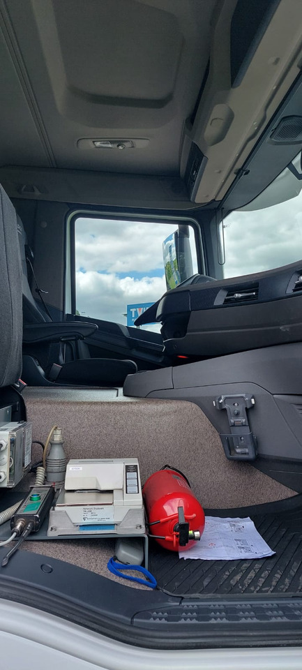 DAF XD300FA - Камион цистерна: снимка 4 DAF XD300FA - Камион цистерна: снимка 4