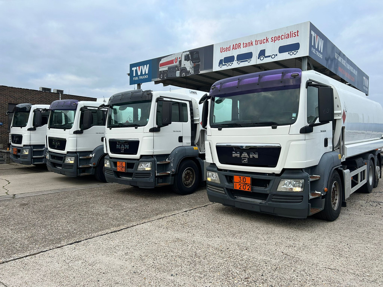 MAN TGS (lot of 4) - Камион цистерна: снимка 1 MAN TGS (lot of 4) - Камион цистерна: снимка 1