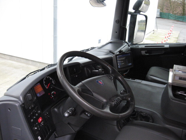 Interior photo 1: Камион цистерна Scania P360