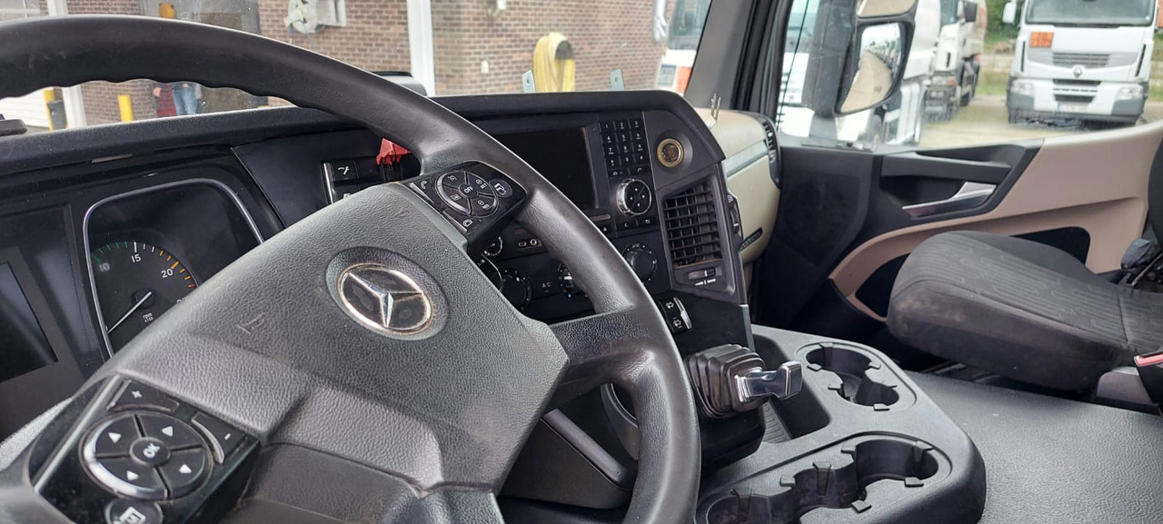 Interior photo 1: Влекач MERCEDES Actros