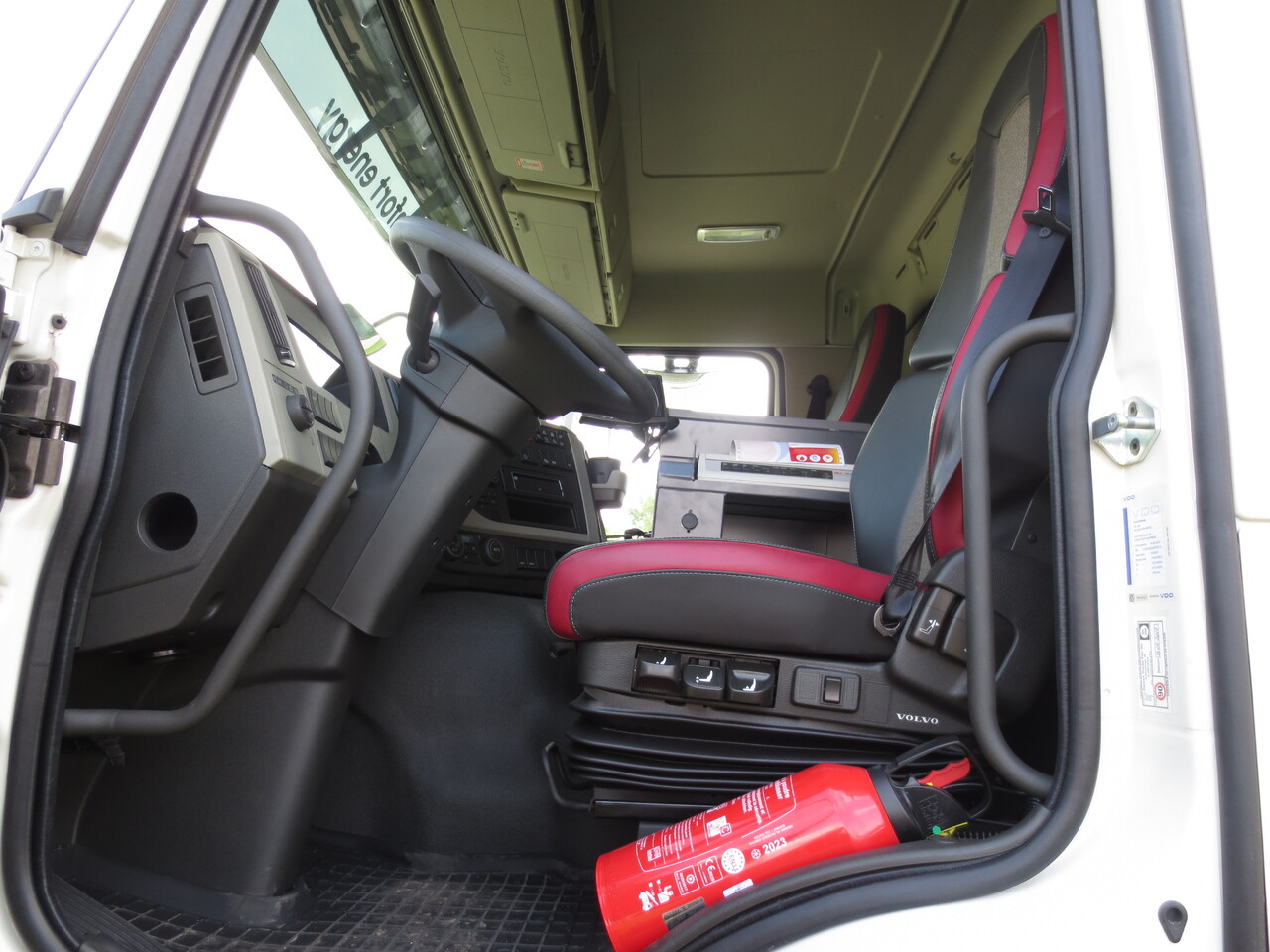 Interior photo 1: Камион цистерна Volvo FM