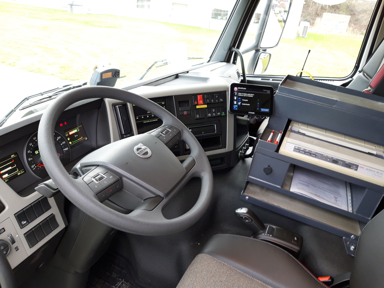 Interior photo 1: Камион цистерна Volvo FM
