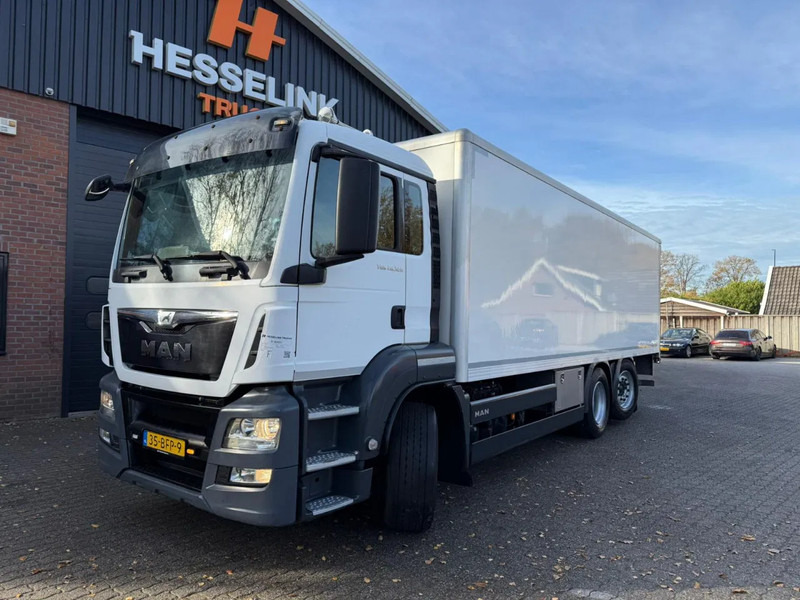 MAN TGS 26.320 7.6M Koffer Stuuras AHK 3.000KG LBW 243.060KM! NL Truck EURO 6 APK 02/2026 - Камион фургон: снимка 1 MAN TGS 26.320 7.6M Koffer Stuuras AHK 3.000KG LBW 243.060KM! NL Truck EURO 6 APK 02/2026 - Камион фургон: снимка 1