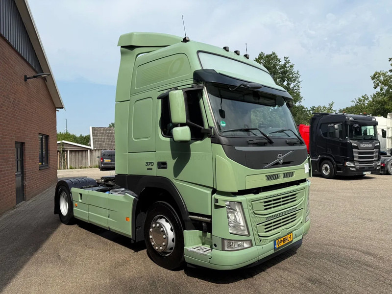 Volvo FM 370 Globetrotter XL Xenon Side skirts NL Truck - Влекач: снимка 2 Volvo FM 370 Globetrotter XL Xenon Side skirts NL Truck - Влекач: снимка 2