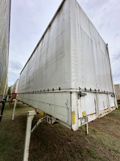 Ackermann-Fruehauf Wechselpritsche mit Bordwänden und Plane BDF System 7.150 mm - Брезентова каросерия: снимка 2 Ackermann-Fruehauf Wechselpritsche mit Bordwänden und Plane BDF System 7.150 mm - Брезентова каросерия: снимка 2