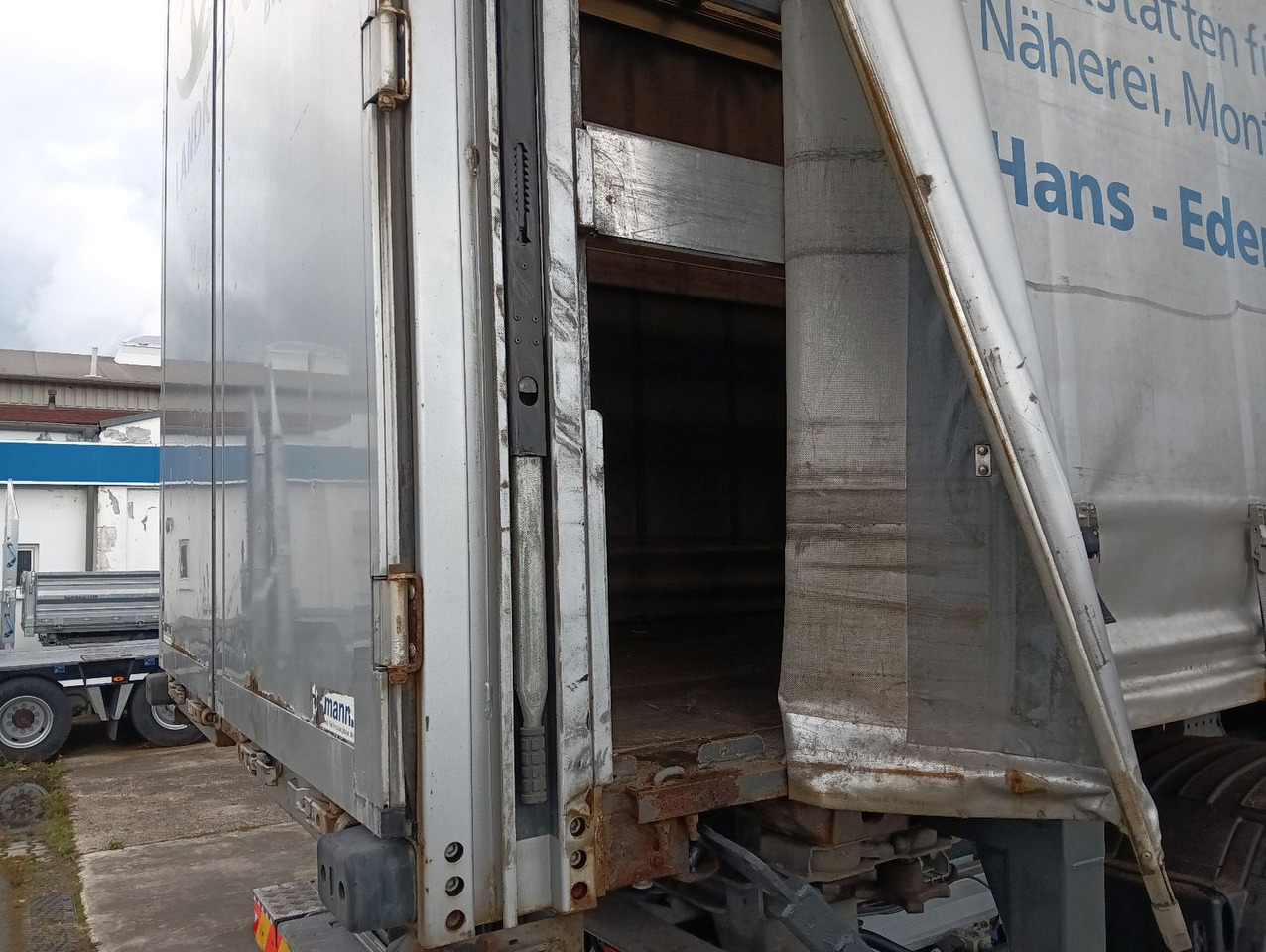 Hofmann 2xWB2205 C745 9/2007 Hubdach,Curtainsider,Edscha Hofmann 2xWB2205 C745 9/2007 Hubdach,Curtainsider,Edscha - Брезентова каросерия: снимка 3 Hofmann 2xWB2205 C745 9/2007 Hubdach,Curtainsider,Edscha Hofmann 2xWB2205 C745 9/2007 Hubdach,Curtainsider,Edscha - Брезентова каросерия: снимка 3