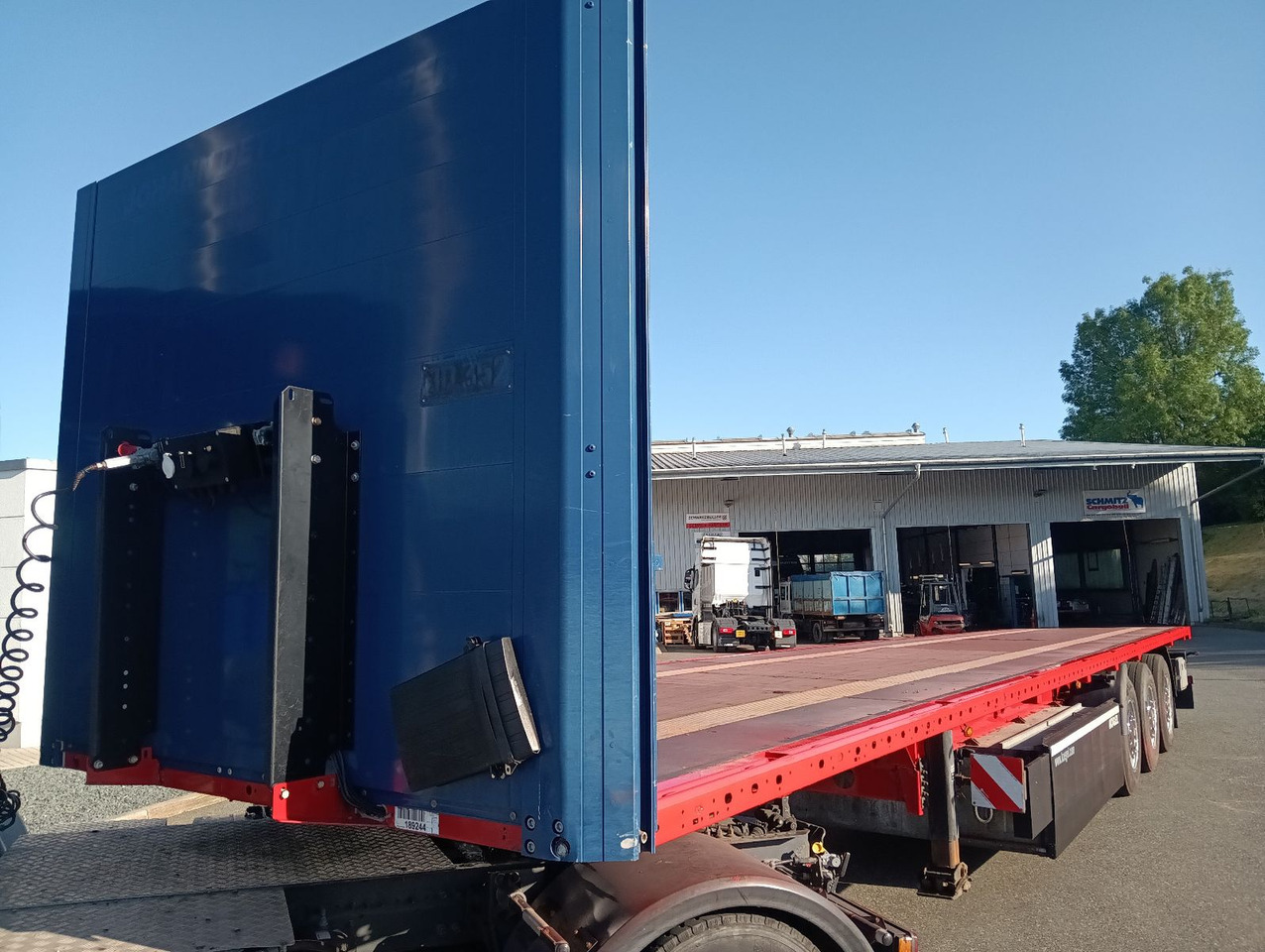 Kögel SN24 Plateau 7xRungen,Palettenkasten, Überbreite - Бордово полуремарке/ Платформа: снимка 4 Kögel SN24 Plateau 7xRungen,Palettenkasten, Überbreite - Бордово полуремарке/ Платформа: снимка 4