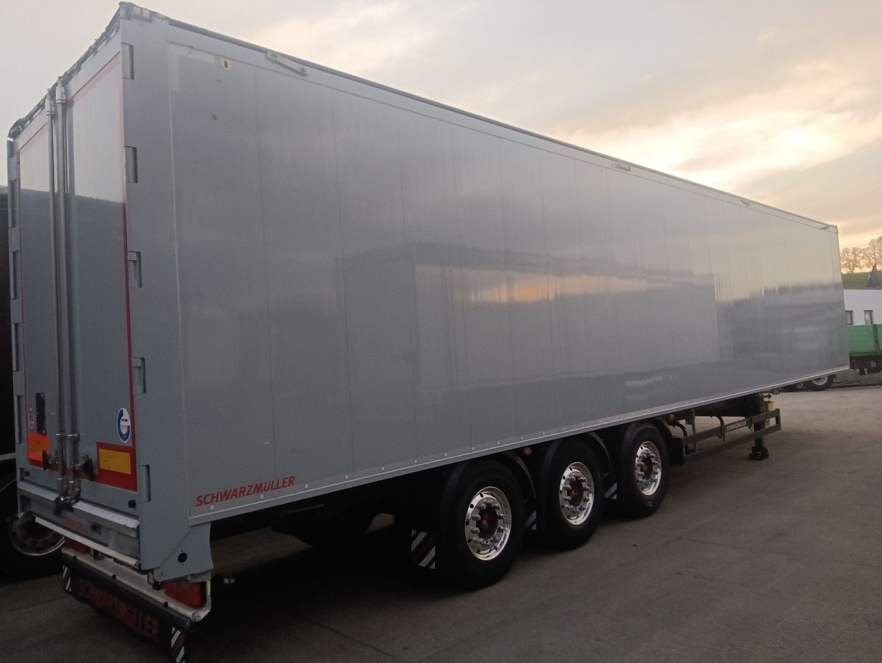 Schwarzmüller 3-Achs8mm VollALU -FULL OPTION 91m3 7450kg,ALCOA - С плъзгащ под полуремарке: снимка 1 Schwarzmüller 3-Achs8mm VollALU -FULL OPTION 91m3 7450kg,ALCOA - С плъзгащ под полуремарке: снимка 1