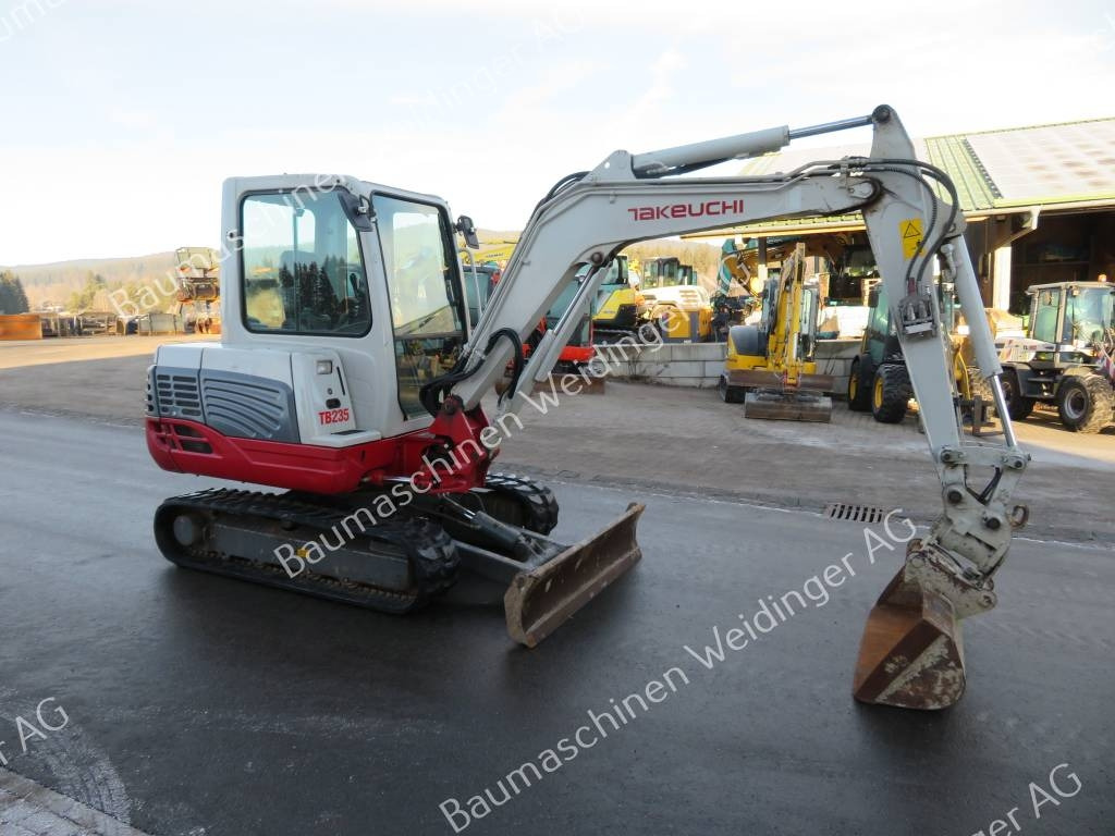 Takeuchi TB 235 - Мини багер: снимка 1 Takeuchi TB 235 - Мини багер: снимка 1