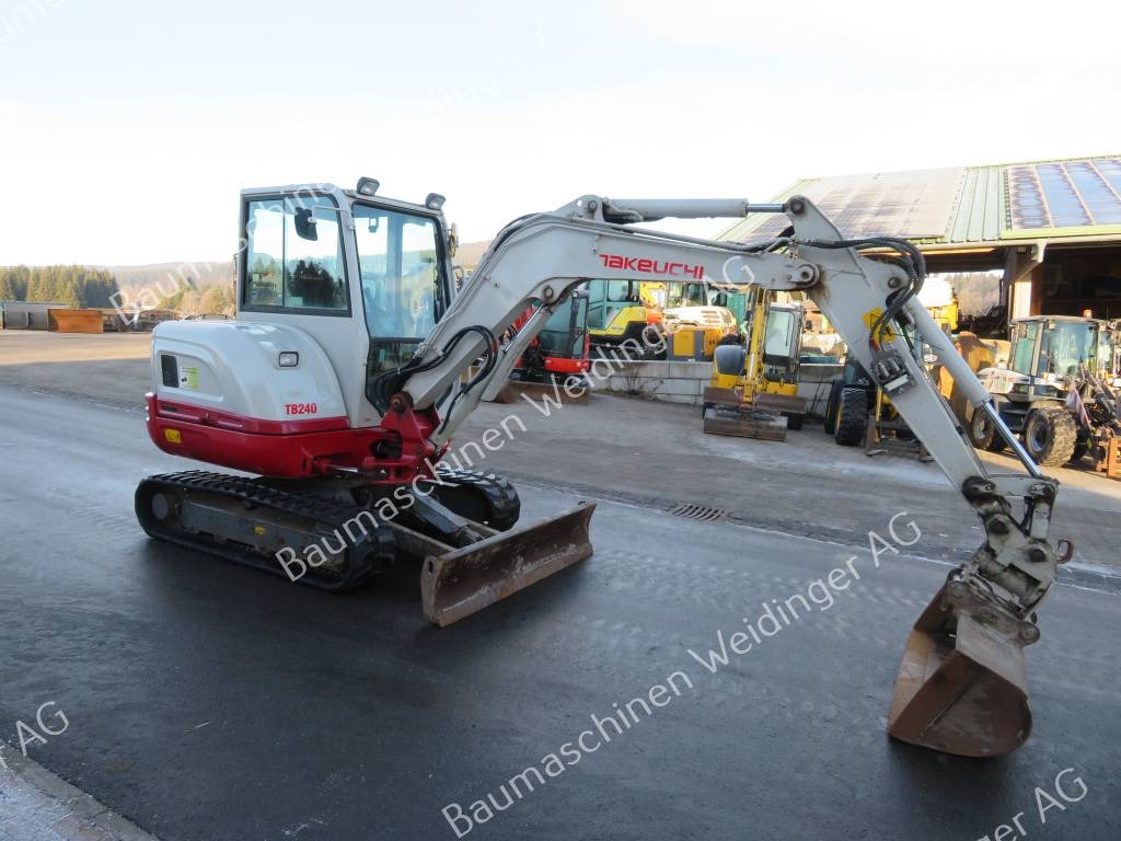 Takeuchi TB 240 - Мини багер: снимка 1 Takeuchi TB 240 - Мини багер: снимка 1
