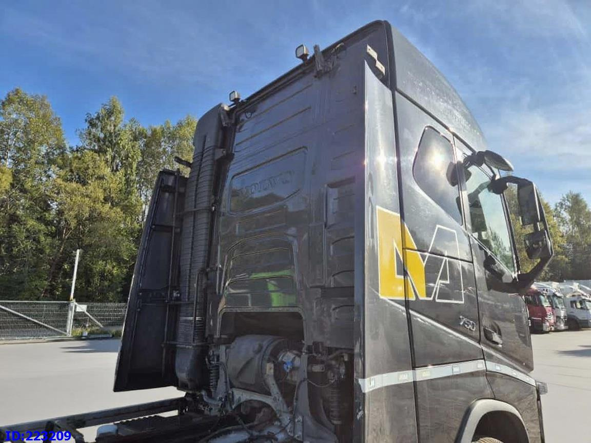 VOLVO FH16 750HP 8x4 Steering axle - Шаси кабина: снимка 5 VOLVO FH16 750HP 8x4 Steering axle - Шаси кабина: снимка 5