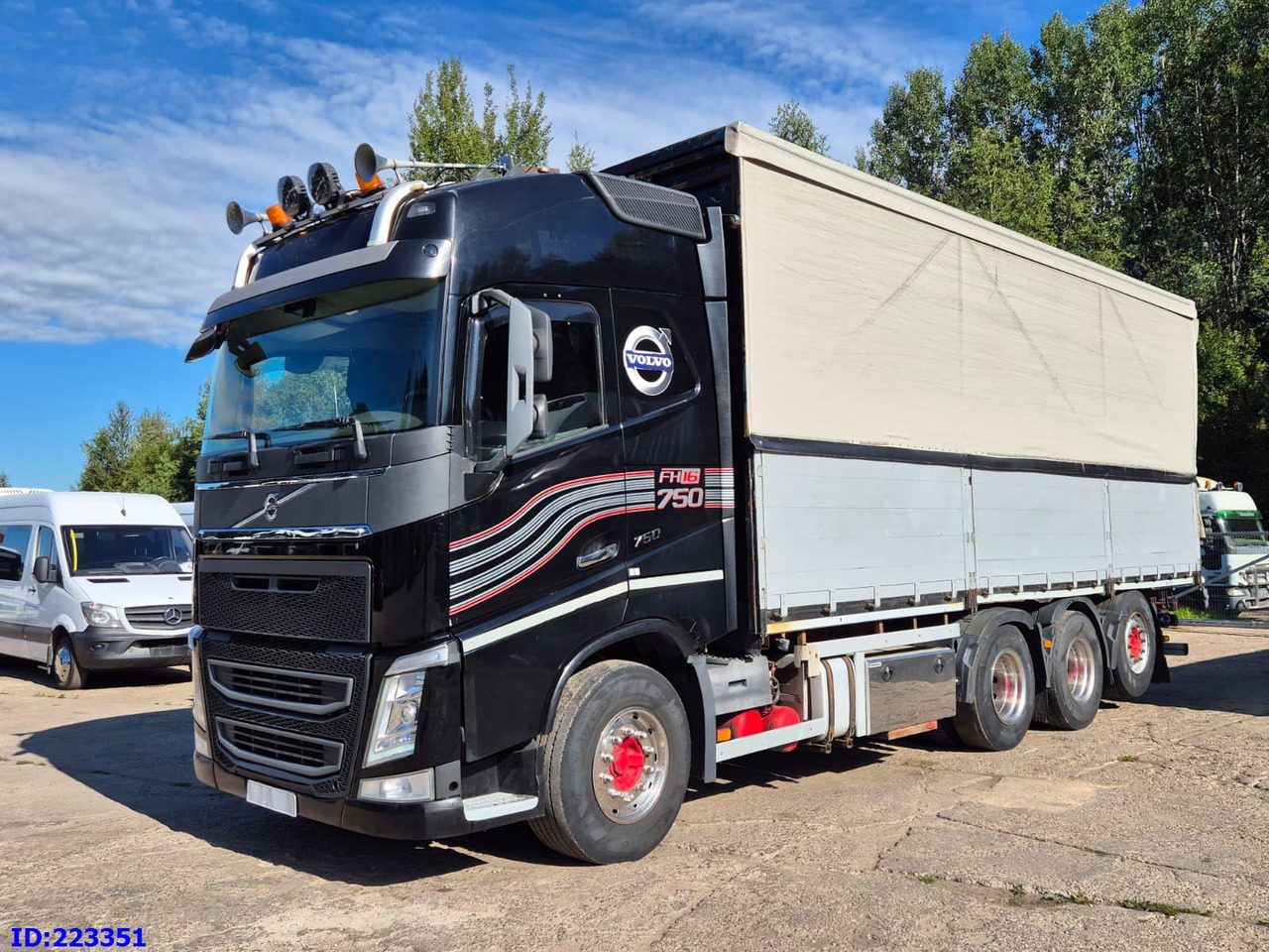 VOLVO FH16 750HP - 8x4-Steering axle - Камион с брезент: снимка 1 VOLVO FH16 750HP - 8x4-Steering axle - Камион с брезент: снимка 1