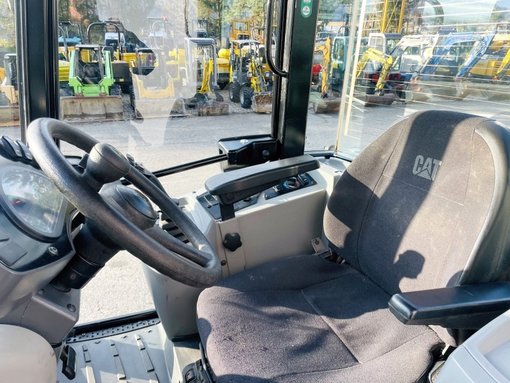 Caterpillar 908M (3893) - Колесен товарач: снимка 5 Caterpillar 908M (3893) - Колесен товарач: снимка 5