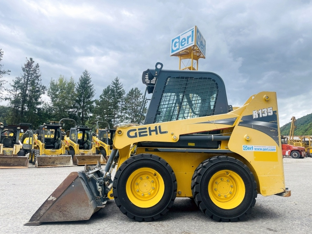 Gehl R135 (4068) - Мини челен товарач: снимка 1 Gehl R135 (4068) - Мини челен товарач: снимка 1