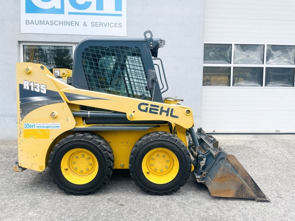 Gehl R135 (4068) - Мини челен товарач: снимка 2 Gehl R135 (4068) - Мини челен товарач: снимка 2