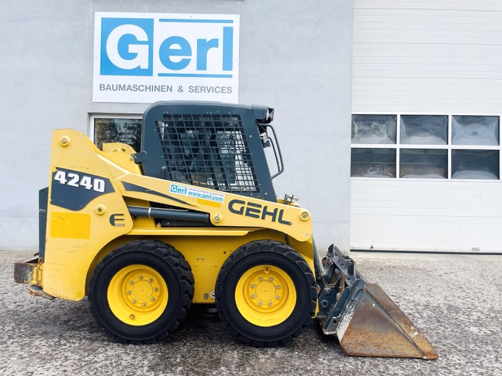 Gehl SL4240 (4035) - Мини челен товарач: снимка 2 Gehl SL4240 (4035) - Мини челен товарач: снимка 2